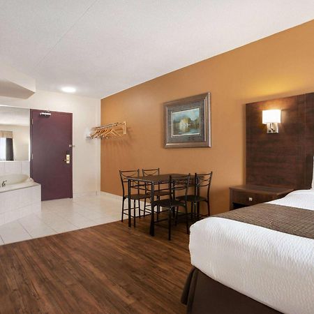 Days Inn By Wyndham Leamington Eksteriør bilde