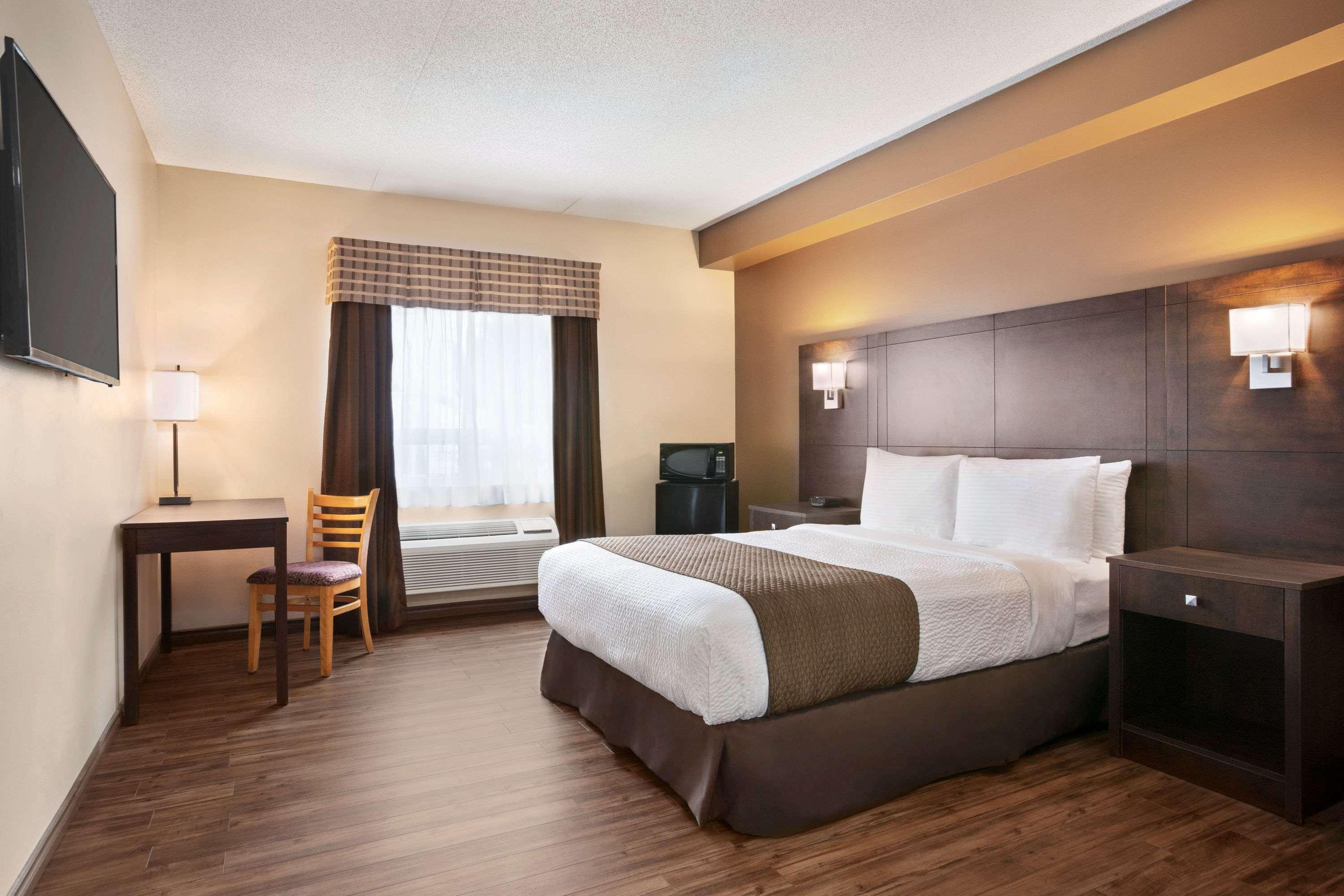 Days Inn By Wyndham Leamington Eksteriør bilde